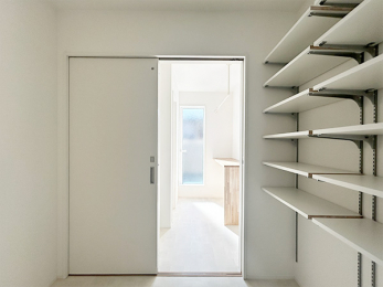 �i���n���ώʐ^�j
�������W�����Ă���A�Ǝ������ɂ��z�������v�����B
���ʒE�ߎ��𕪂��邱�Ƃɂ��A�Ƒ����������ł����ʃX�y�[�X���g�p���鎖���\�B
���󕨂��אڂ���o���R�j�[�ւ��������܂��B