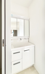 �i���n���ώʐ^�j
�g�x�x�����₷��3�ʋ��^�C�v�̐��ʑ�B�����ɂ͎��[�X�y�[�X����������m�ۂ���Ă���A���u���V��X�L���P�A�p�i�Ȃǂ̓��p�i����������Ɛ����ł��܂��B�����ڂ��g������������A���K�Ȑ��ʂł��B