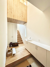 �i���n���ώʐ^�j
���y�ԍH��������
���ւɐ���������݂��A���邭�J���I�Ȍ}���̋�ԂɁB�K���l�ɂ��S�n�悢�L����������Ă��炦��A�Z�܂��̈�ۂ��ʂ�G���g�����X�ł��B