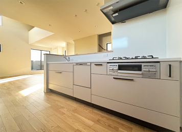 ���n���ώʐ^
�茳�𓮂����Ȃ��烊�r���O�S�̂����n����Ζʎ��L�b�`���B
�Ǝ��ƌ���肪�����ɂł��A�Z�����������X�}�[�g�ɃT�|�[�g��