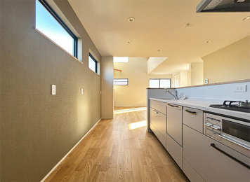 ���n���ώʐ^
���r���O�����n����Ζʎ��L�b�`���ɁA�֗��ȐH��@��W�������B
�g�􂤁E�@���h�̎�Ԃ��Ȃ��A�����̉Ǝ����X���[�Y�ɁB