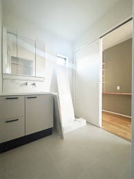 ���n���ώʐ^
�L�b�`���Ƃ��L���Ƃ��Ȃ���2WAY�����̐��ʏ��B
�Ǝ��̈ړ����X���[�Y�ɂȂ�A�����̕�炵�������Ɖ��K�ɁB
�g���₷���ɂ���������A�������ꂽ�݌v��