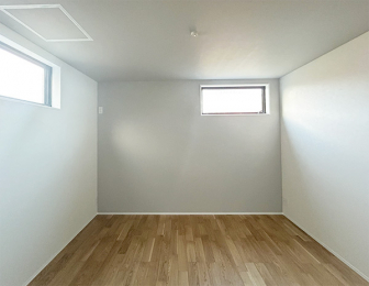 ���n���ώʐ^
�����V��ƃO���[�W���̃A�N�Z���g�N���X���A��Q���ɏ㎿�ȗ����������v���X�B
��O�̂ЂƂƂ����A�ڊo�߂̏u�Ԃ��A�S�n�悳�ɕ�܂��Q���ł��B