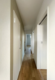 ���n���ώʐ^
�Ƃ̒����ړ����邽�тɂӂ��ƋC���������炮�A�₳�����F�����̃R�[�f�B�l�[�g�ŁA�Z�܂��S�̂Ɍy�₩�ȕ��͋C��Y���Ă���܂��B